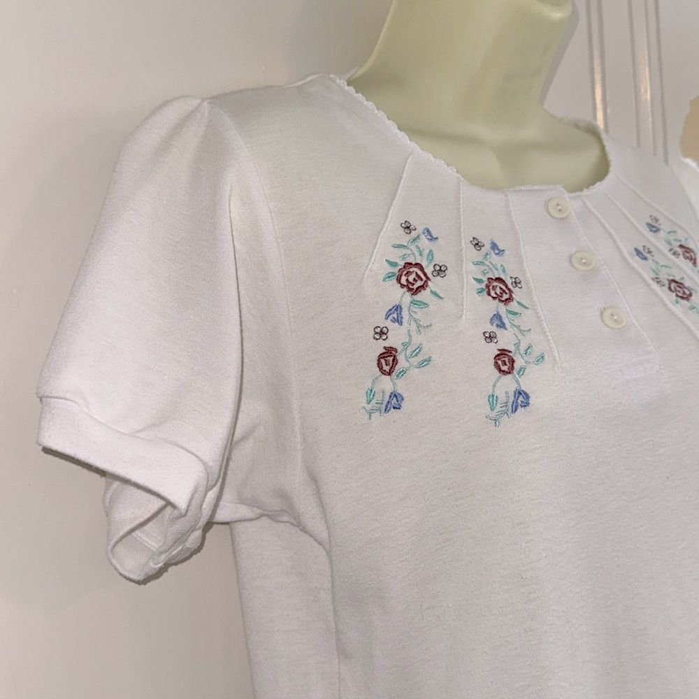 Vintage 80s/90s Northern Isles White Embroidered Floral‎ Short Sleeve Knit Top - Picture 5 of 8